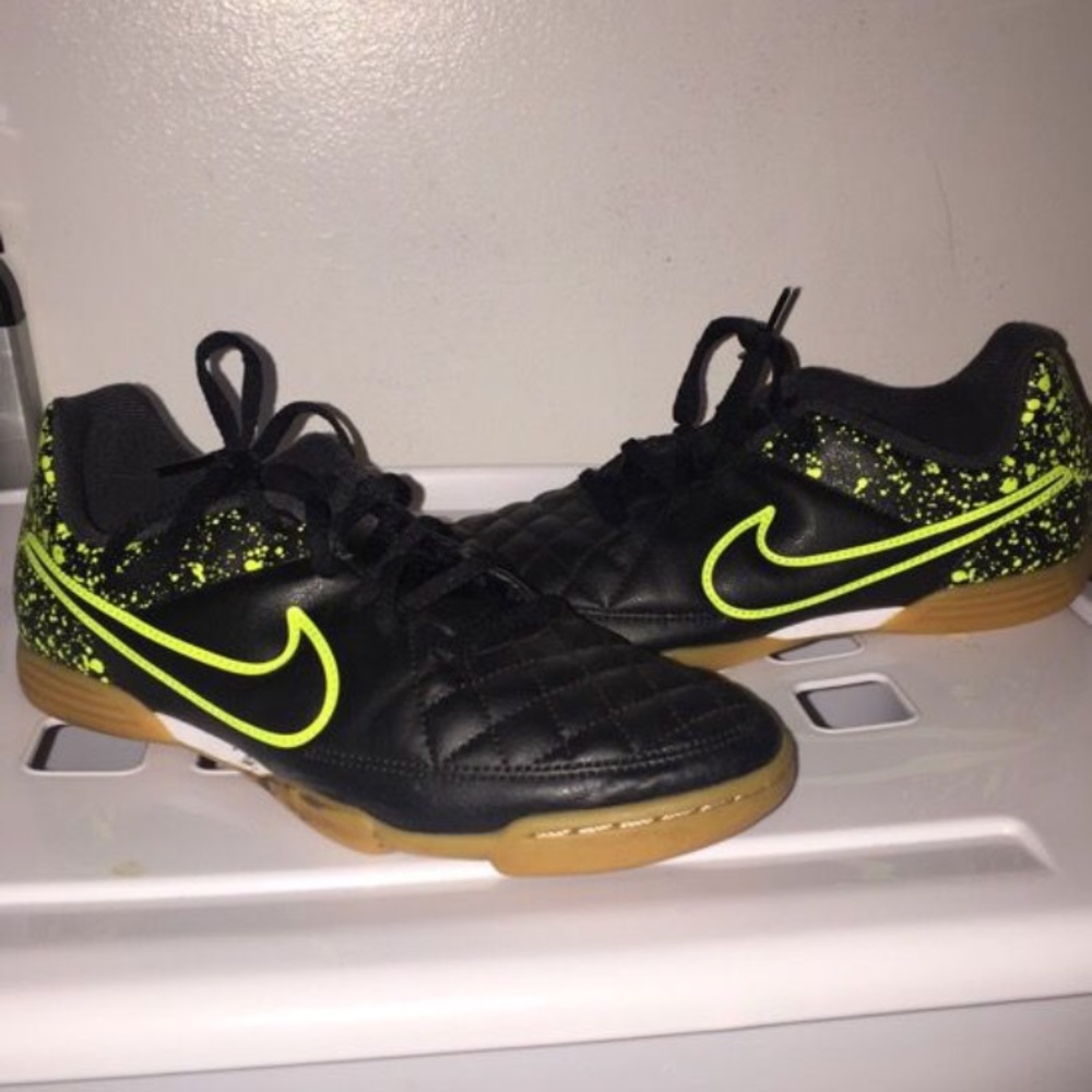 Soccer shoes